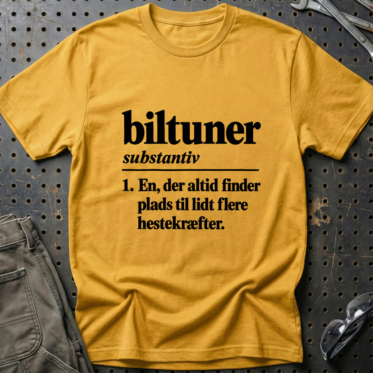 
Biltuner – Definition T-Shirt – Guld