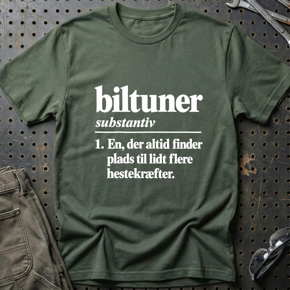 
Biltuner – Definition T-Shirt – Grøn Militær