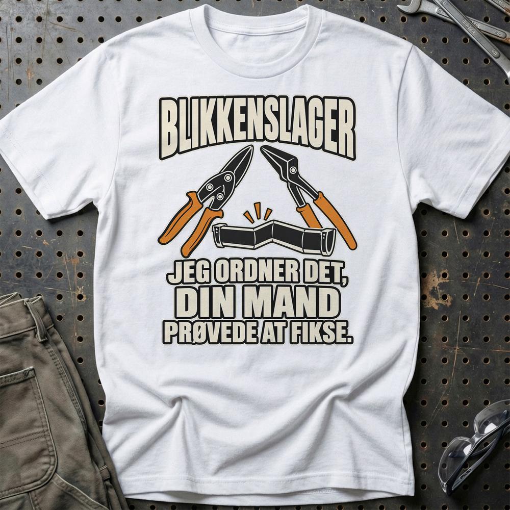 
Produktbillede af Blikkenslager – Jeg Ordner Det, Din Mand Prøvede At Fikse T-Shirt