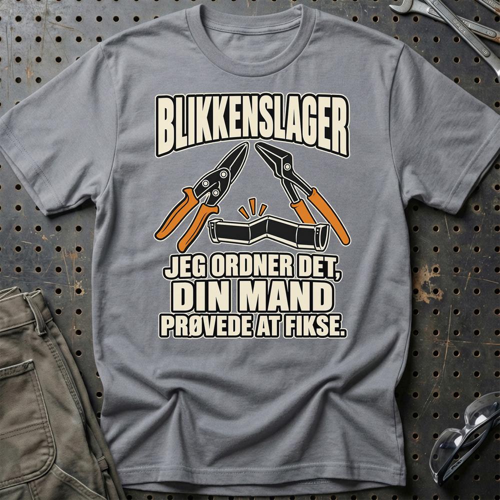 
Produktbillede af Blikkenslager – Jeg Ordner Det, Din Mand Prøvede At Fikse T-Shirt