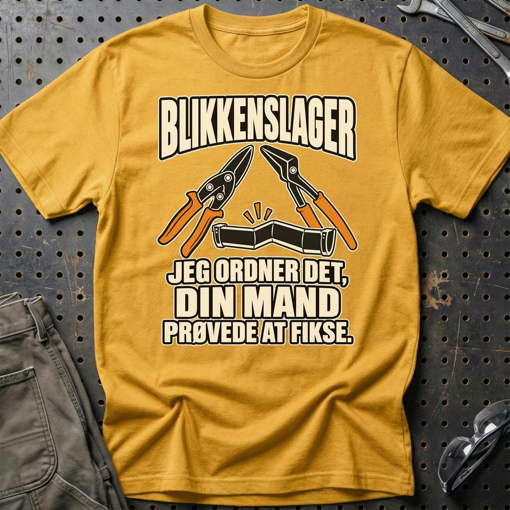 
Produktbillede af Blikkenslager – Jeg Ordner Det, Din Mand Prøvede At Fikse T-Shirt