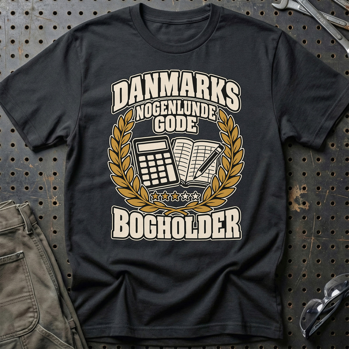 
Bogholder – Danmarks nogenlunde gode – Unisex T-Shirt – Sort