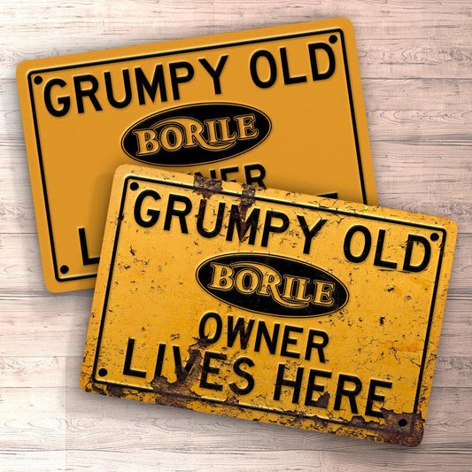 Borile Grumpy Old Borile Owner Lives Here Skilte, Musemåtte, Dørmåtte , Plakat-Skilte-Borile-Garage Culture Shop- garage - man cave - merchandise