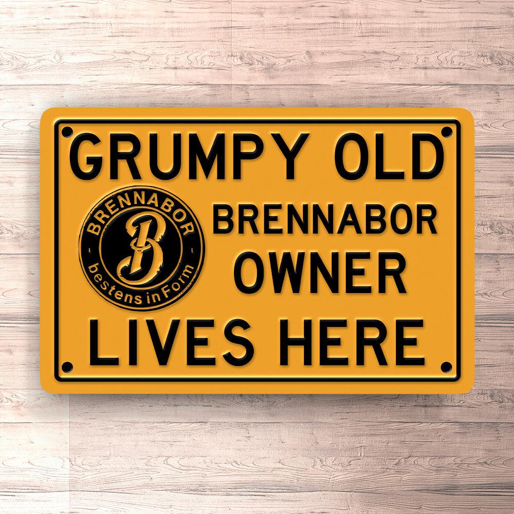 Brennabor Grumpy Old Brennabor Owner Lives Here Skilte, Musemåtte, Dørmåtte-Skilte-Brennabor-Garage Culture Shop- garage - man cave - merchandise