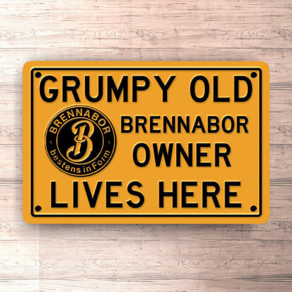 Brennabor Grumpy Old Brennabor Owner Lives Here Skilte, Musemåtte, Dørmåtte-Skilte-Brennabor-Garage Culture Shop- garage - man cave - merchandise