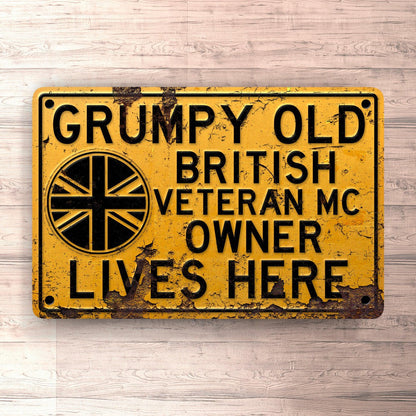 British Veteran Mc Grumpy Old British Veteran Mc Owner Lives Here Skilte, Musemåtte, Dørmåtte , Plakat-Skilte-British Veteran MC-Garage Culture Shop- garage - man cave - merchandise