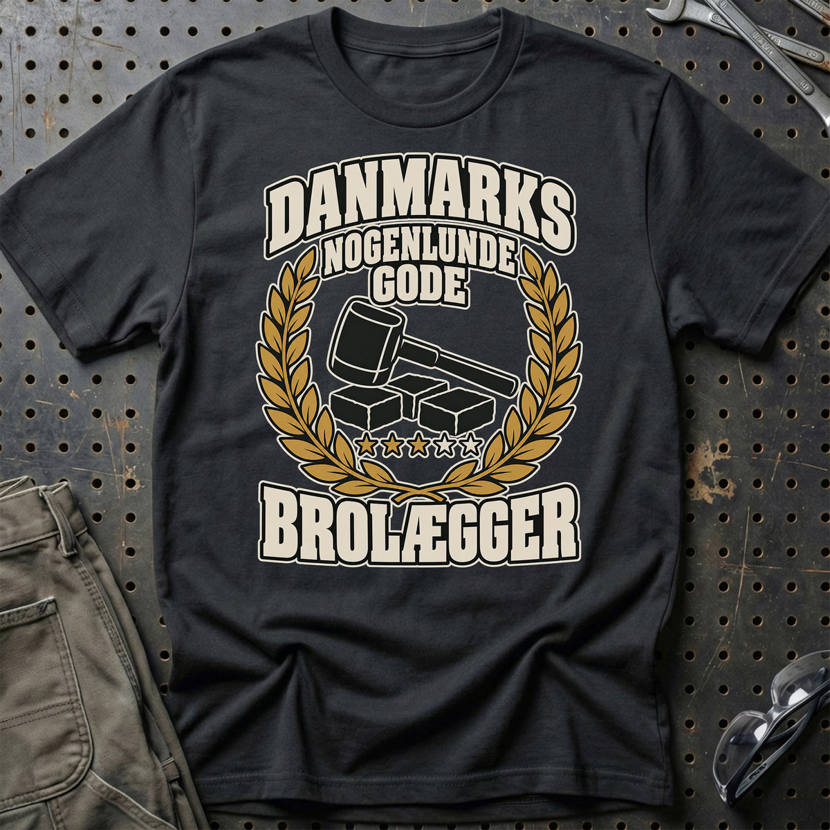 Brolægger – Danmarks Nogenlunde Gode T-Shirt-Beklædning-Garage Culture-Sort-S-Garage Culture Shop- garage - man cave - merchandise