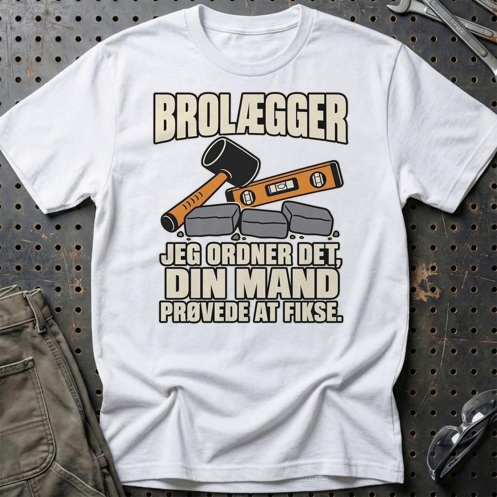
Produktbillede af Brolægger – Jeg Ordner Det, Din Mand Prøvede At Fikse T-Shirt