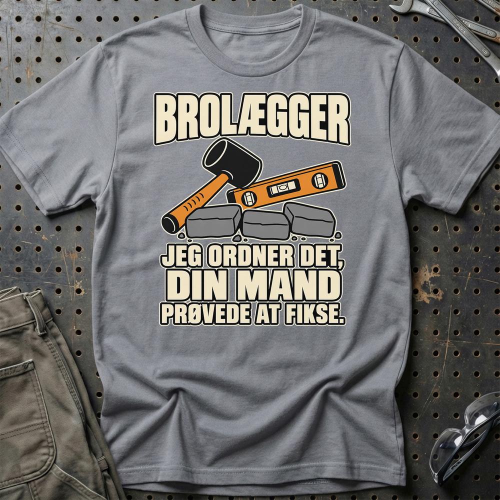 
Produktbillede af Brolægger – Jeg Ordner Det, Din Mand Prøvede At Fikse T-Shirt