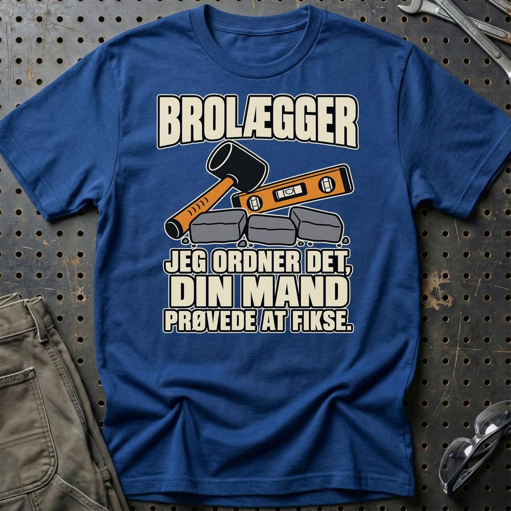 
Produktbillede af Brolægger – Jeg Ordner Det, Din Mand Prøvede At Fikse T-Shirt