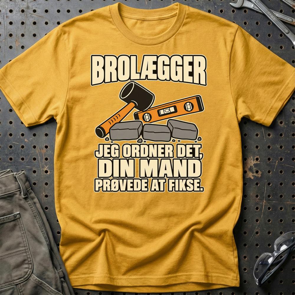 
Produktbillede af Brolægger – Jeg Ordner Det, Din Mand Prøvede At Fikse T-Shirt
