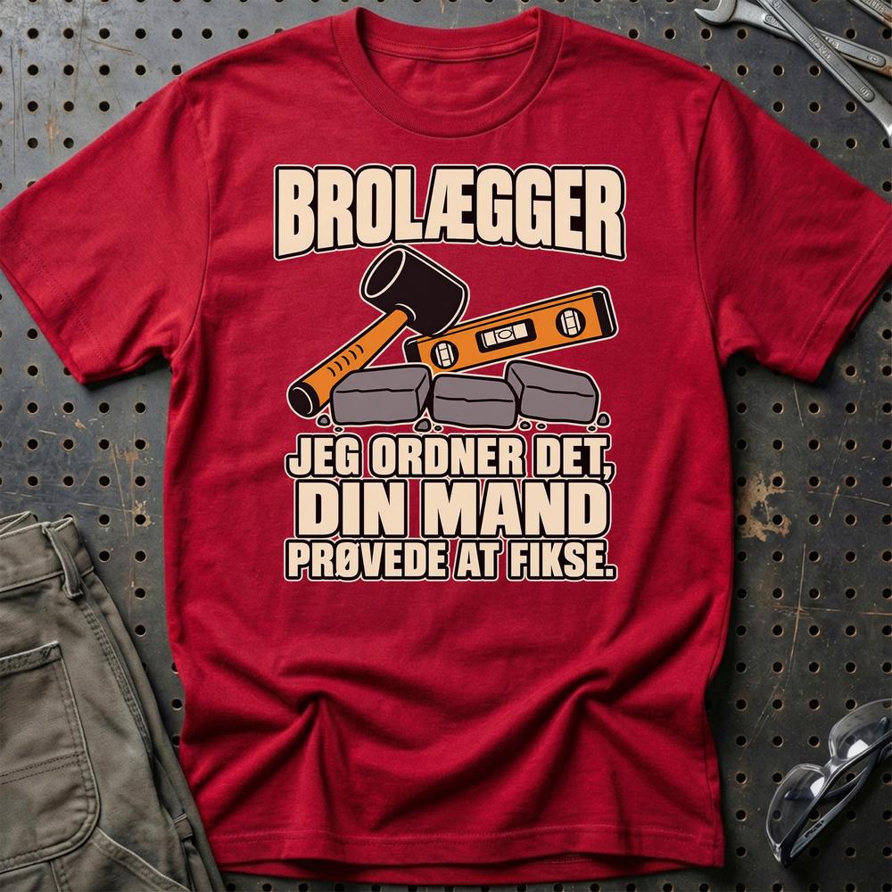 
Produktbillede af Brolægger – Jeg Ordner Det, Din Mand Prøvede At Fikse T-Shirt