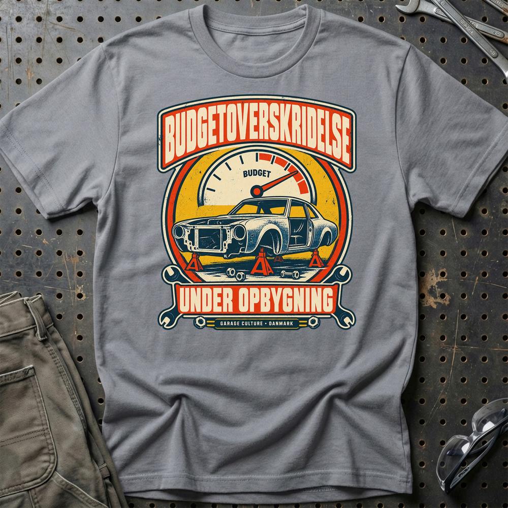 
Produktbillede af Budgetoverskridelse Under Opbygning T-Shirt