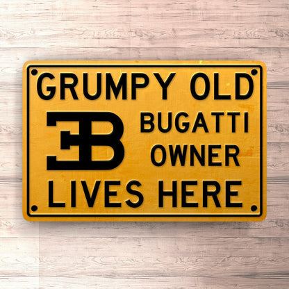 Bugatti Grumpy Old Bugatti Owner Lives Here Skilte, Musemåtte, Dørmåtte , Plakat-Skilte-Bugatti-Garage Culture Shop- garage - man cave - merchandise