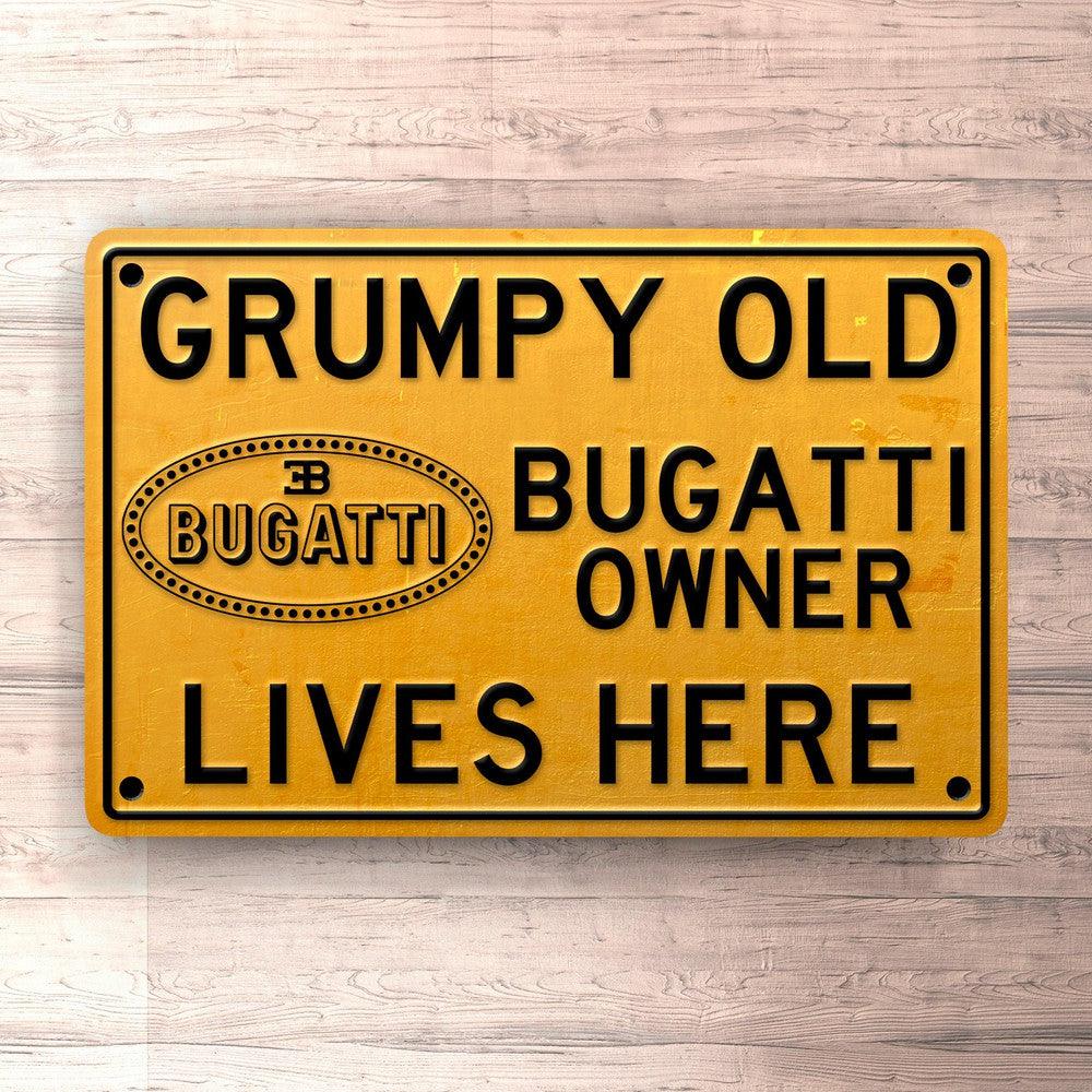 Bugatti Grumpy Old Bugatti Owner Lives Here Skilte, Musemåtte, Dørmåtte , Plakat-Skilte-Bugatti-Garage Culture Shop- garage - man cave - merchandise