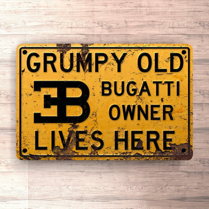Bugatti Grumpy Old Bugatti Owner Lives Here Skilte, Musemåtte, Dørmåtte , Plakat-Skilte-Bugatti-Garage Culture Shop- garage - man cave - merchandise