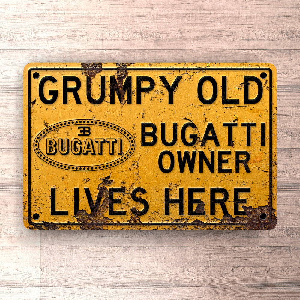 Bugatti Grumpy Old Bugatti Owner Lives Here Skilte, Musemåtte, Dørmåtte , Plakat-Skilte-Bugatti-Garage Culture Shop- garage - man cave - merchandise