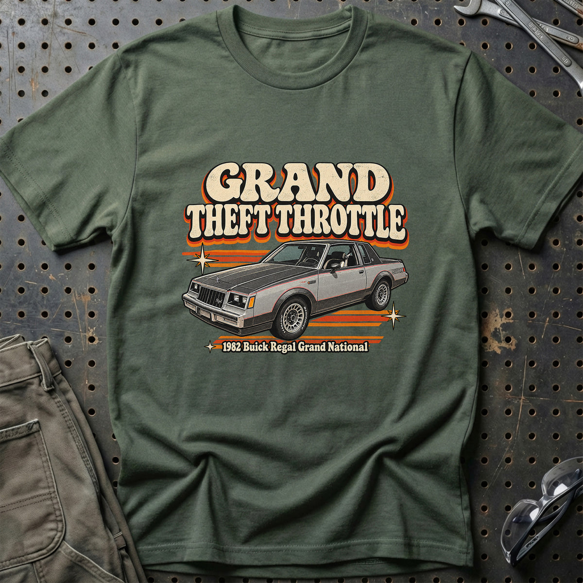 
Buick Regal Grand National 1982 – Grand Theft Throttle T-Shirt – Grøn Militær