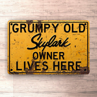 Buick Skylark Grumpy Old Buick Skylark Owner Lives Here Skilte, Musemåtte, Dørmåtte , Plakat-Skilte-Buick-Garage Culture Shop- garage - man cave - merchandise