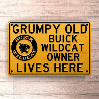 Buick Wildcat Grumpy Old Buick Wildcat Owner Lives Here Skilte, Musemåtte, Dørmåtte , Plakat-Skilte-Buick-Garage Culture Shop- garage - man cave - merchandise