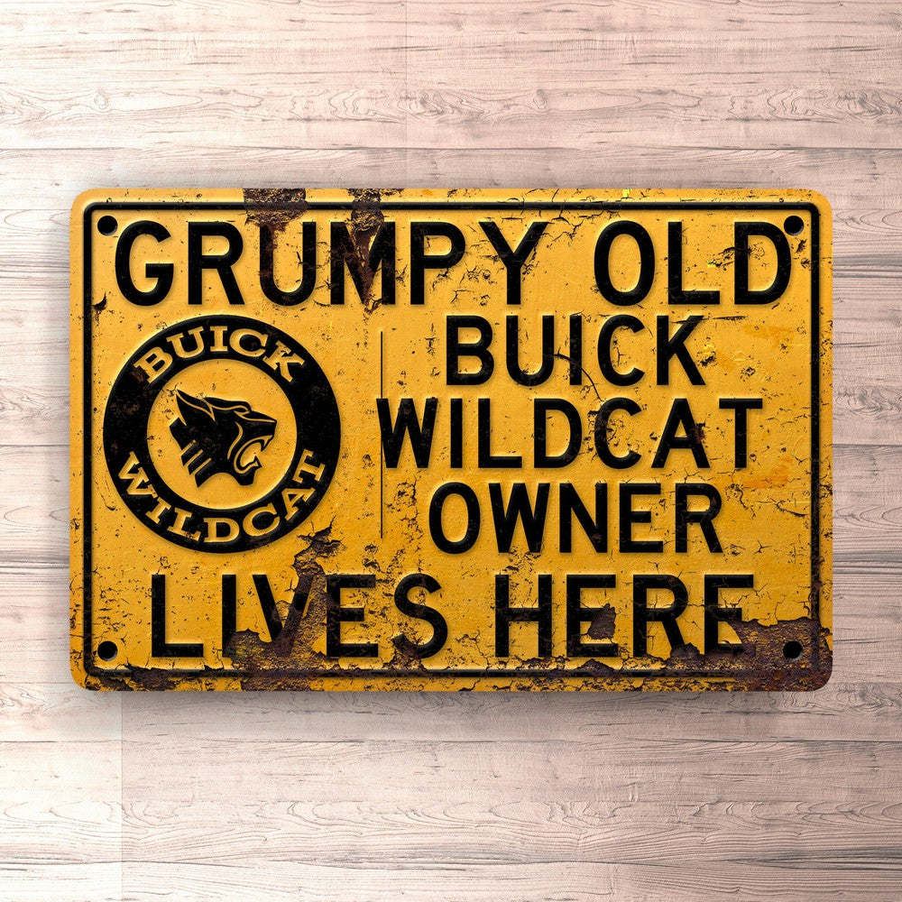 Buick Wildcat Grumpy Old Buick Wildcat Owner Lives Here Skilte, Musemåtte, Dørmåtte , Plakat-Skilte-Buick-Garage Culture Shop- garage - man cave - merchandise