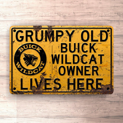 Buick Wildcat Grumpy Old Buick Wildcat Owner Lives Here Skilte, Musemåtte, Dørmåtte , Plakat-Skilte-Buick-Garage Culture Shop- garage - man cave - merchandise
