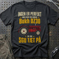 Bukh DZ30 – Ingen Er Perfekt T-Shirt-Beklædning-Bukh-Sort-S-Garage Culture Shop- garage - man cave - merchandise