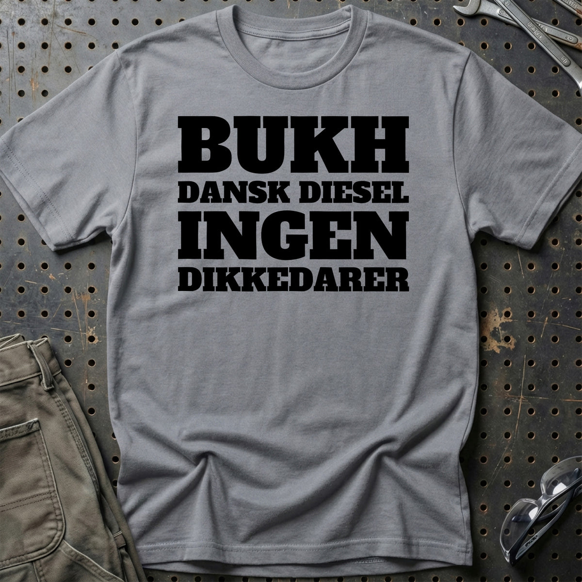
Produktbillede af Bukh – Dansk Diesel – Ingen Dikkedarer T-Shirt