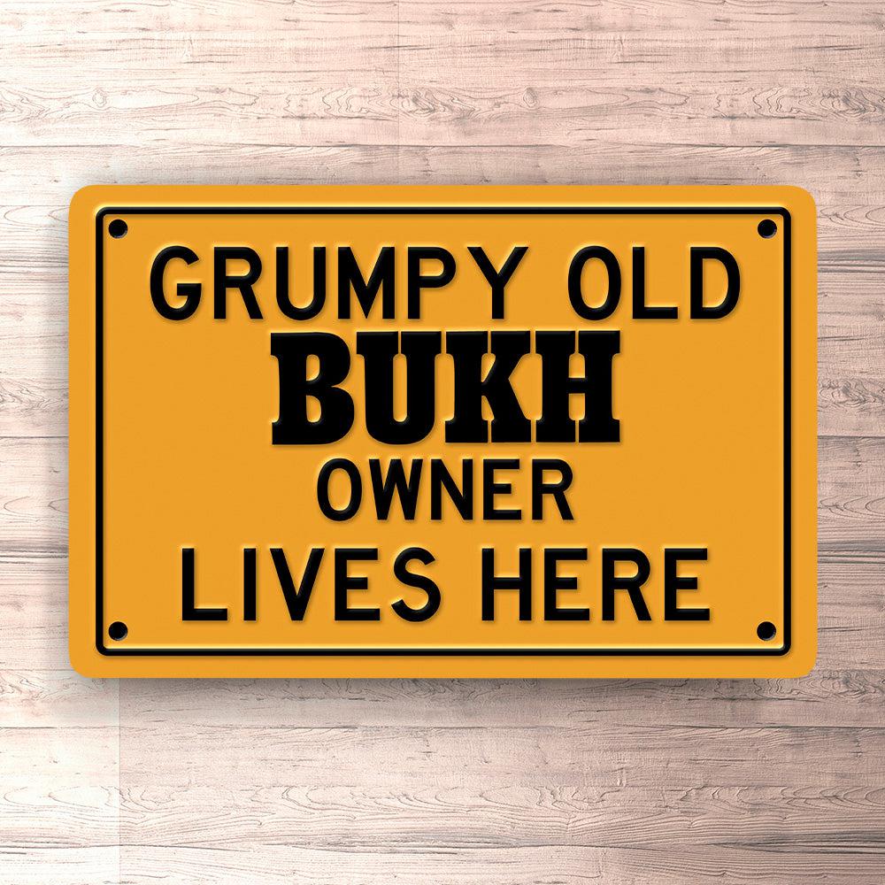 Bukh Grumpy Old Owner Lives Here Skilte, Musemåtte, Dørmåtte-Skilte-Bukh-Garage Culture Shop- garage - man cave - merchandise