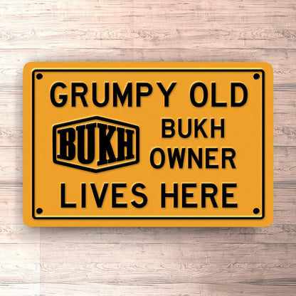 Bukh Grumpy Old Owner Lives Here Skilte, Musemåtte, Dørmåtte-Skilte-Bukh-Garage Culture Shop- garage - man cave - merchandise