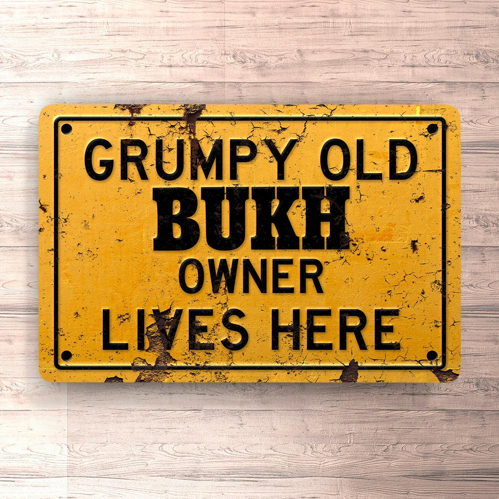 Bukh Grumpy Old Owner Lives Here Skilte, Musemåtte, Dørmåtte-Skilte-Bukh-Garage Culture Shop- garage - man cave - merchandise