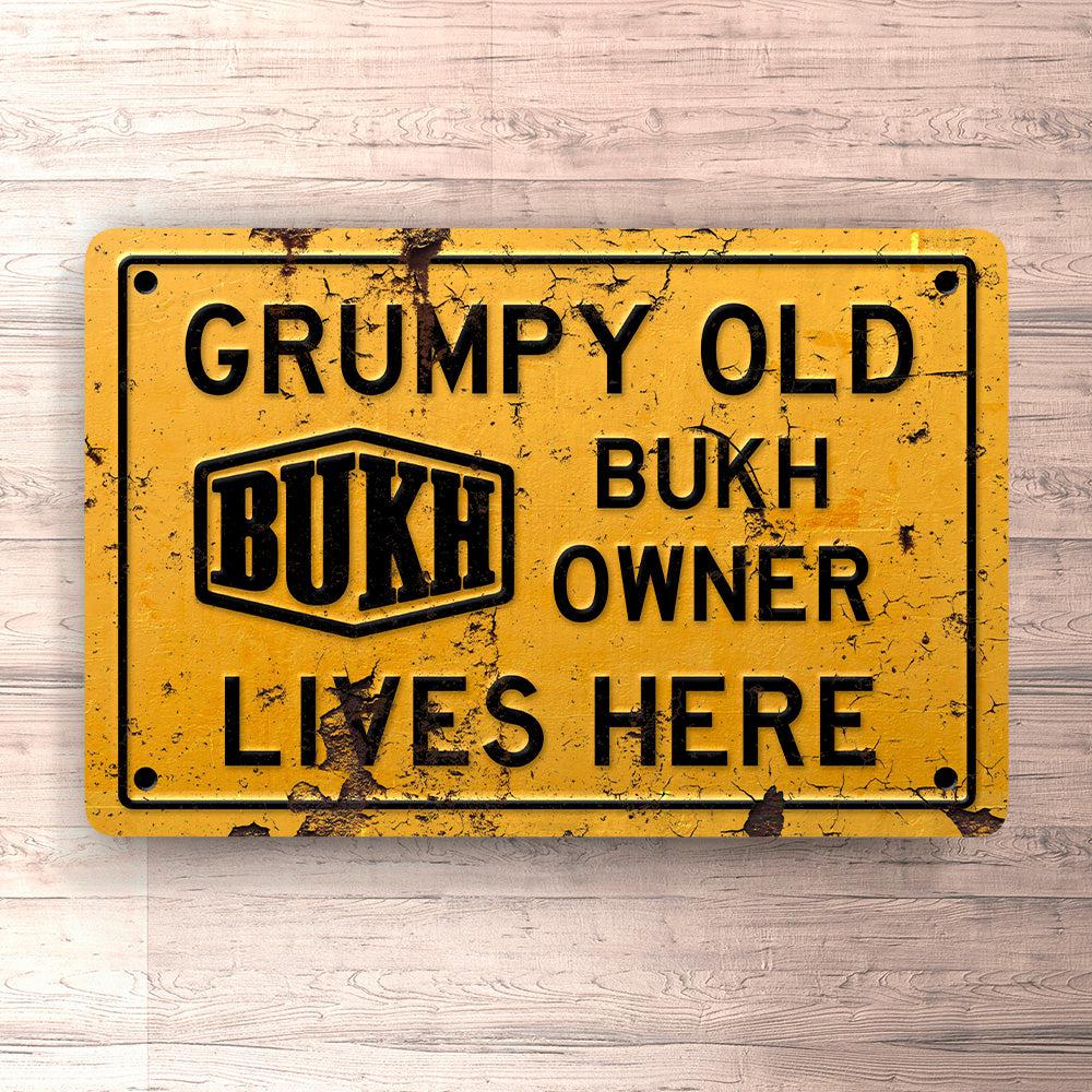 Bukh Grumpy Old Owner Lives Here Skilte, Musemåtte, Dørmåtte-Skilte-Bukh-Garage Culture Shop- garage - man cave - merchandise