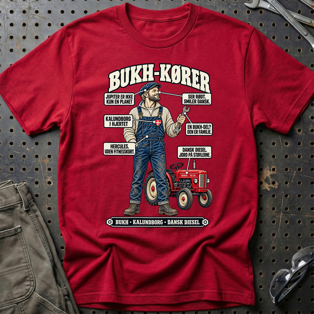 
Bukh-Kører T-Shirt – Rød