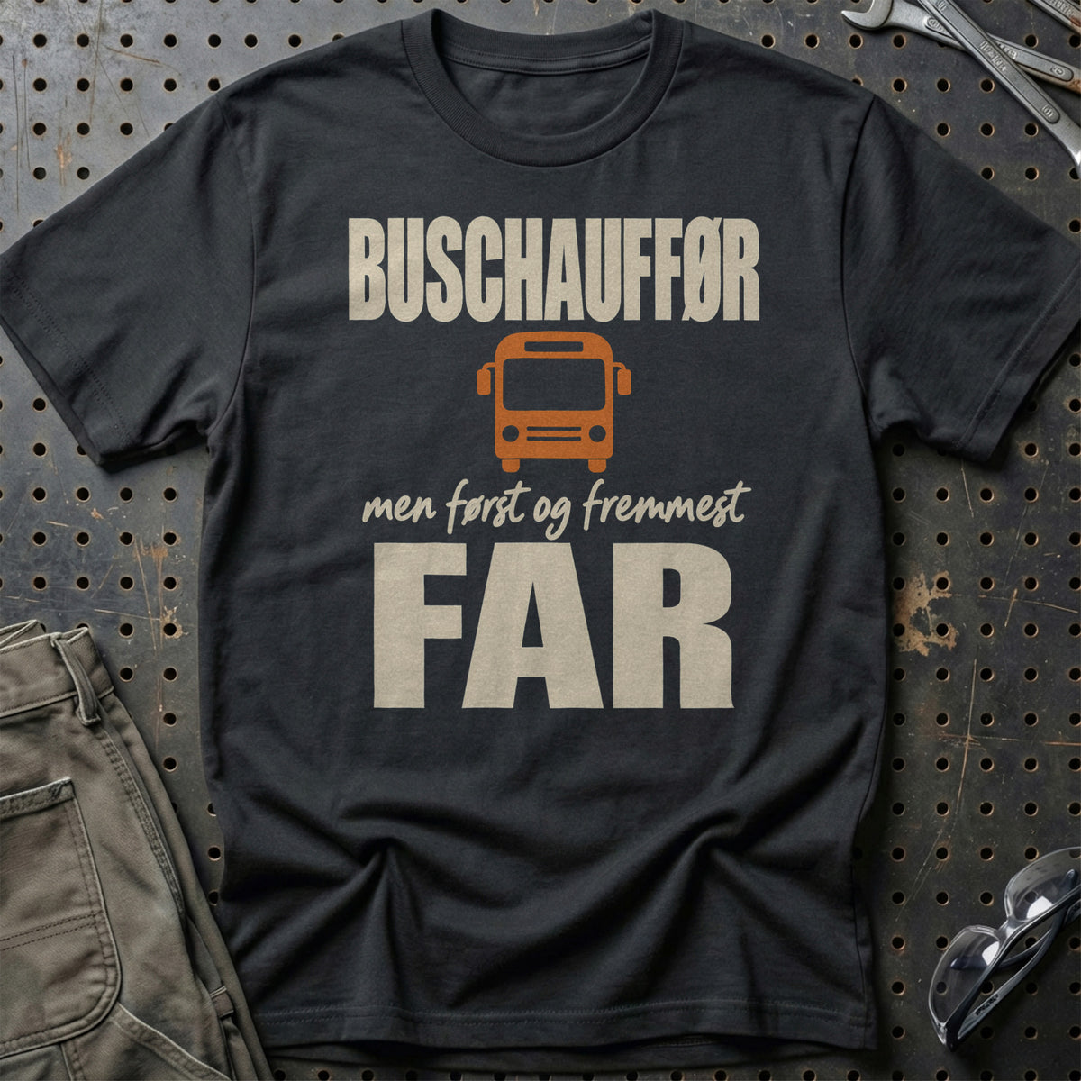 
Produktbillede af Buschauffør – Men Først Og Fremmest Far T-Shirt