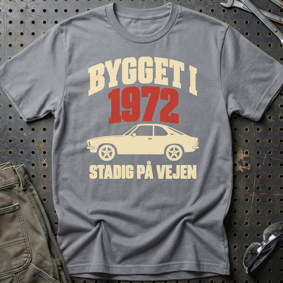 
Produktbillede af Bygget i 1972 stadig på vejen T-Shirt