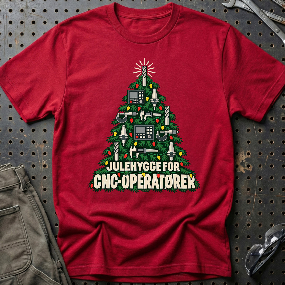 
CNC-operatør – Julehygge – Unisex T-Shirt – Rød