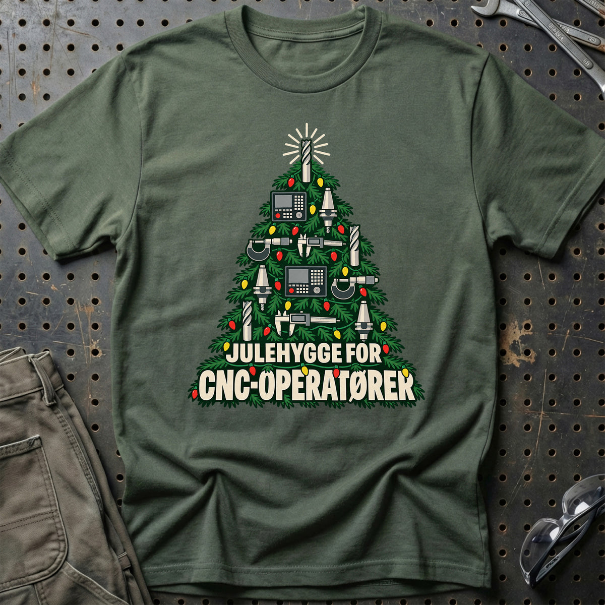 
CNC-operatør – Julehygge – Unisex T-Shirt – Grøn Militær