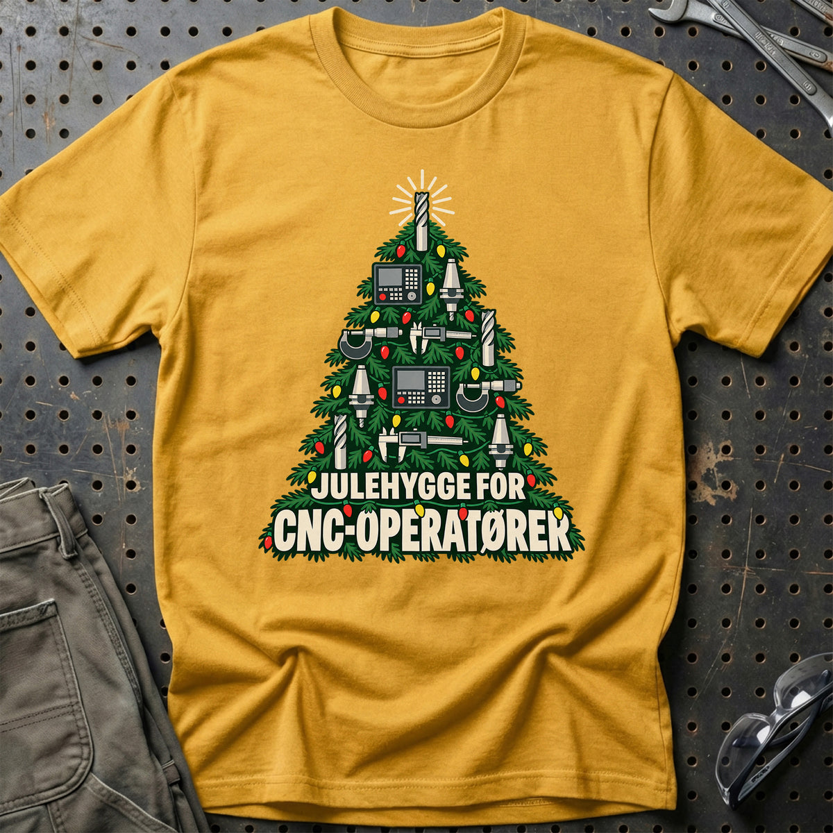 
CNC-operatør – Julehygge – Unisex T-Shirt – Guld
