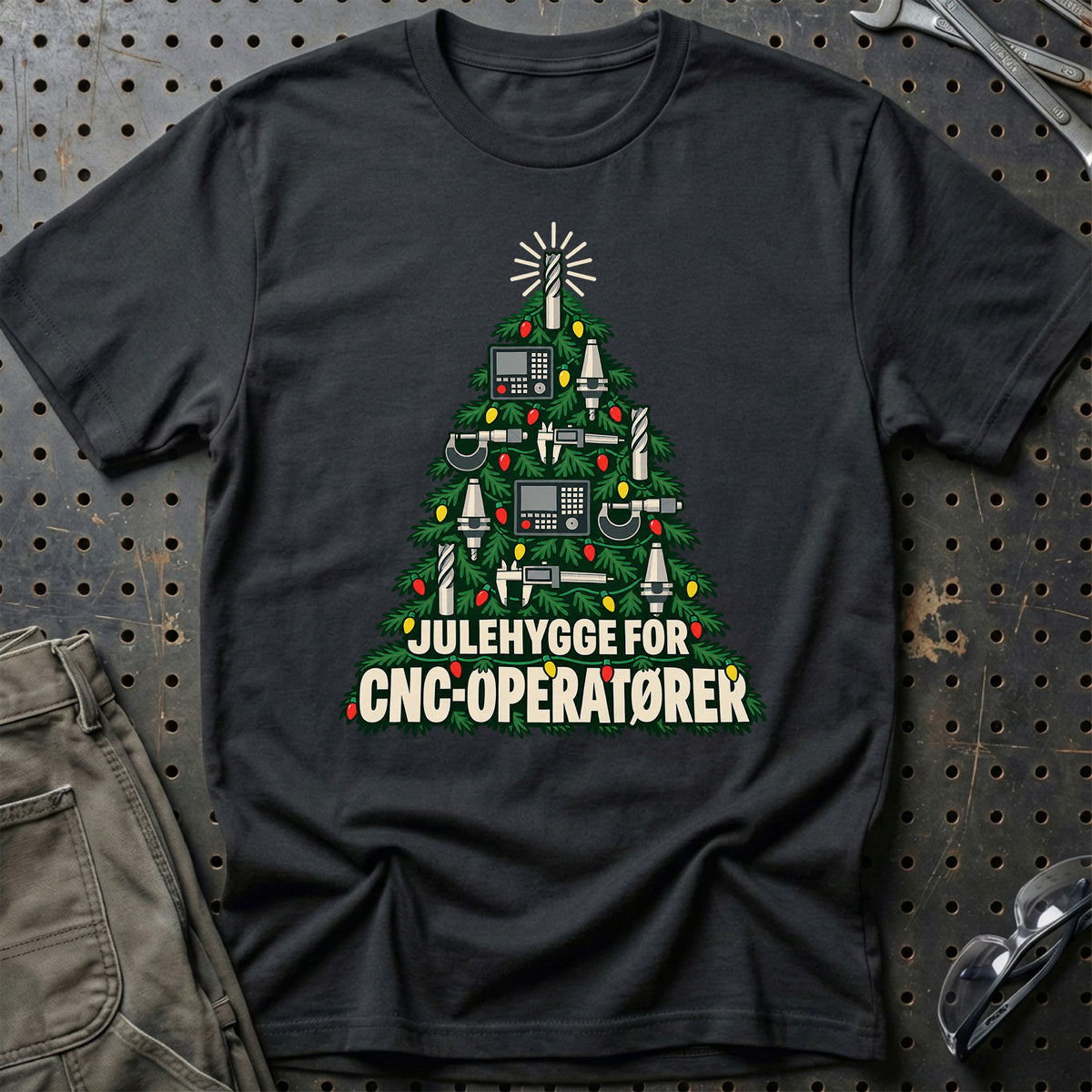 
CNC-operatør – Julehygge – Unisex T-Shirt – Sort