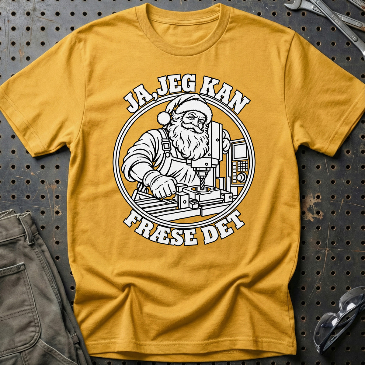 
CNC-operatør – Santa Kan Det – Jul T-Shirt – Guld