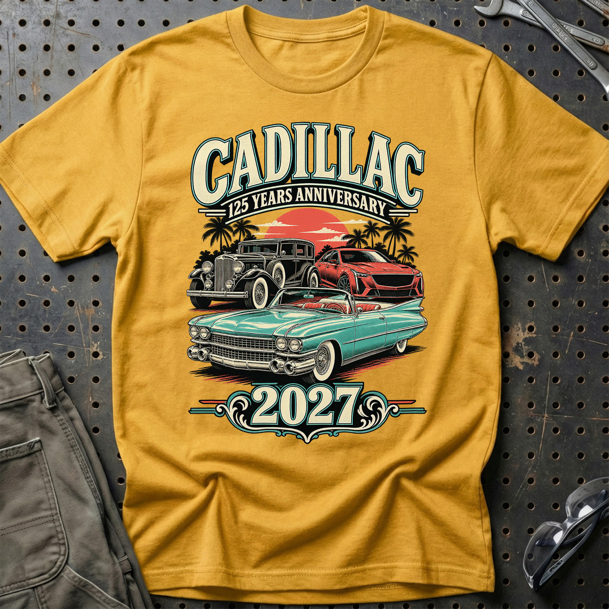 
Cadillac – 125 Years Anniversary 2027 T-Shirt – Guld