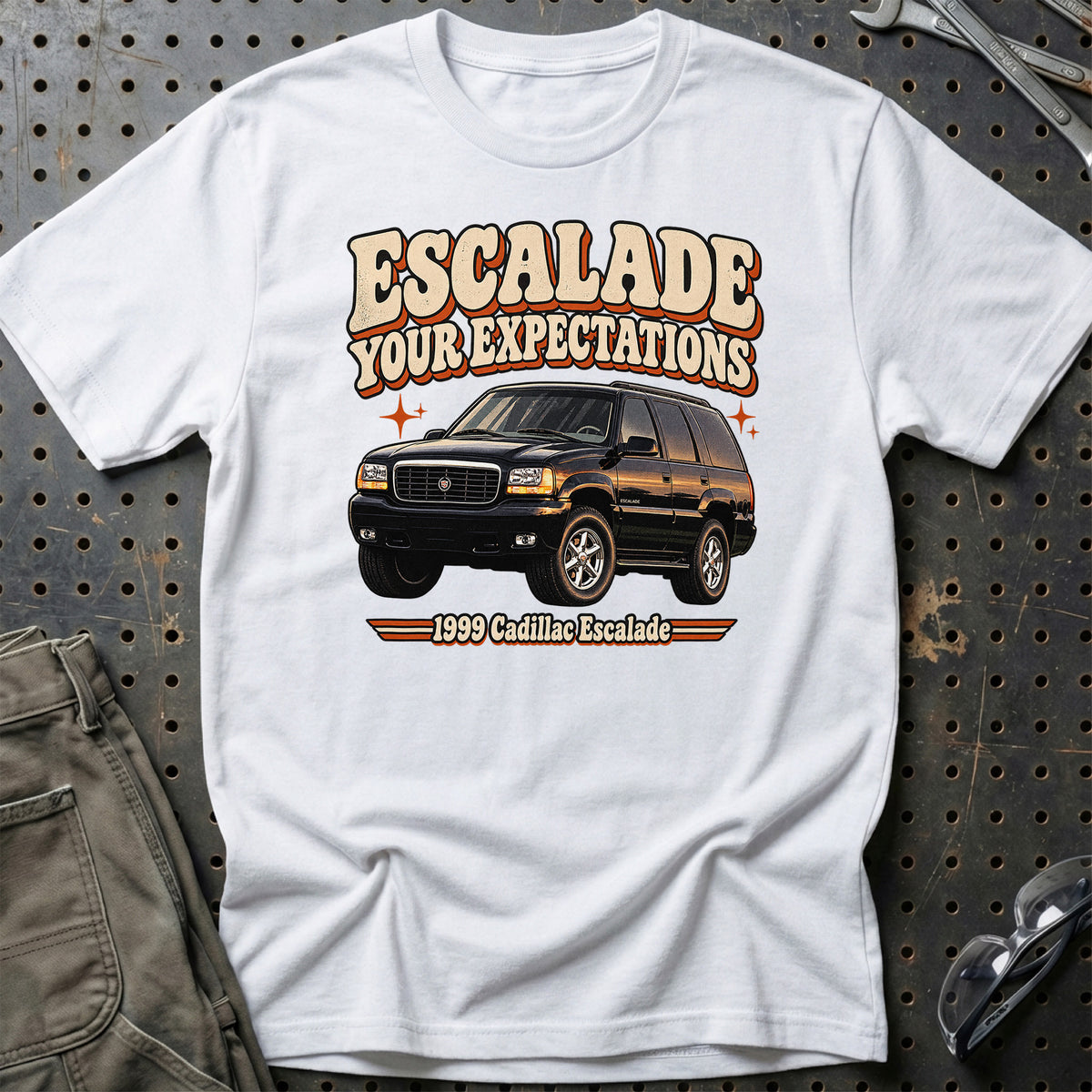 
Cadillac Escalade 1999 – Escalade Your Expectations T-Shirt – Hvid