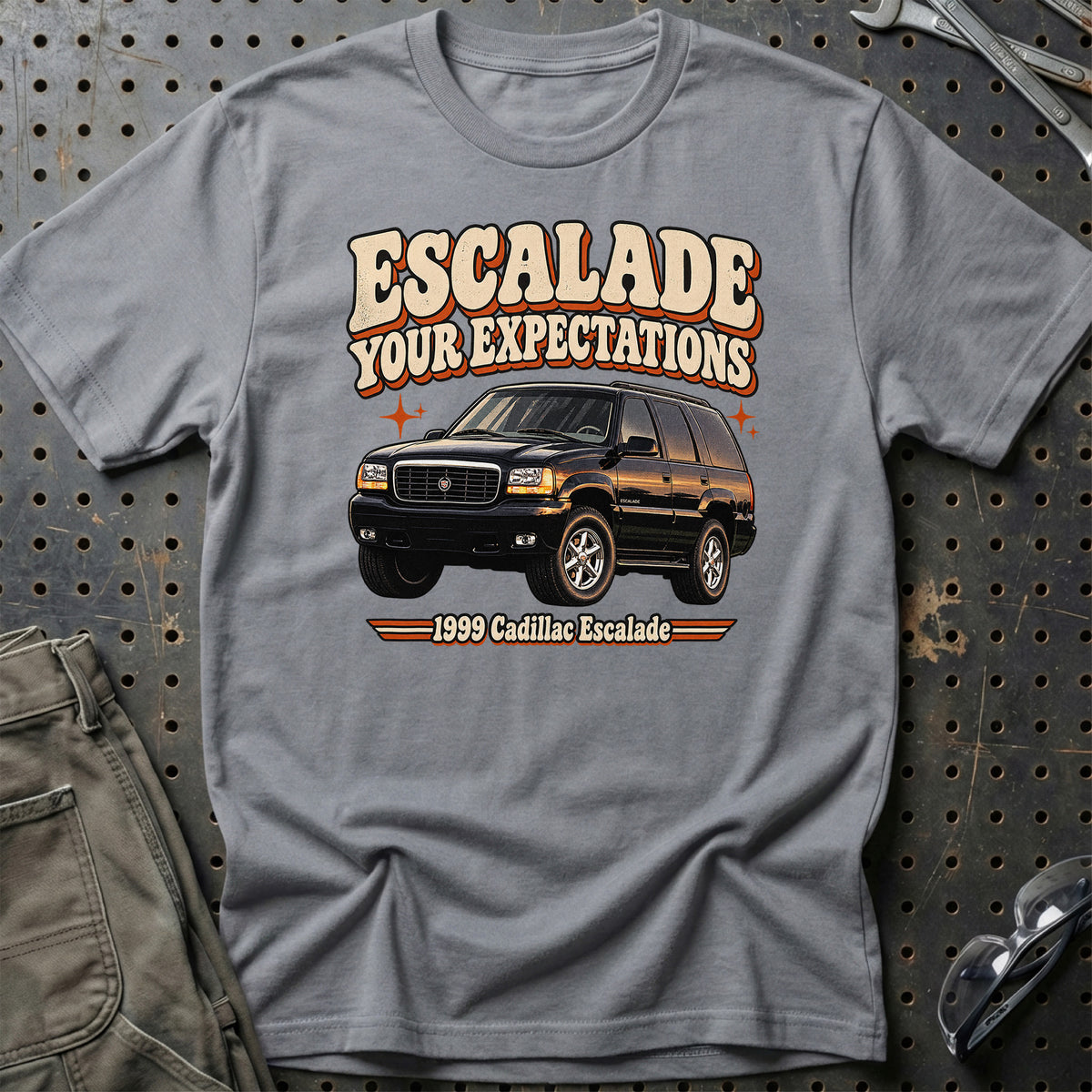 
Cadillac Escalade 1999 – Escalade Your Expectations T-Shirt – Grå Sport
