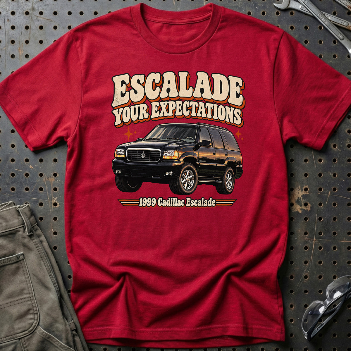 
Cadillac Escalade 1999 – Escalade Your Expectations T-Shirt – Rød