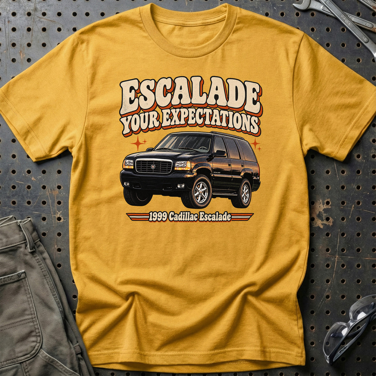 
Cadillac Escalade 1999 – Escalade Your Expectations T-Shirt – Guld