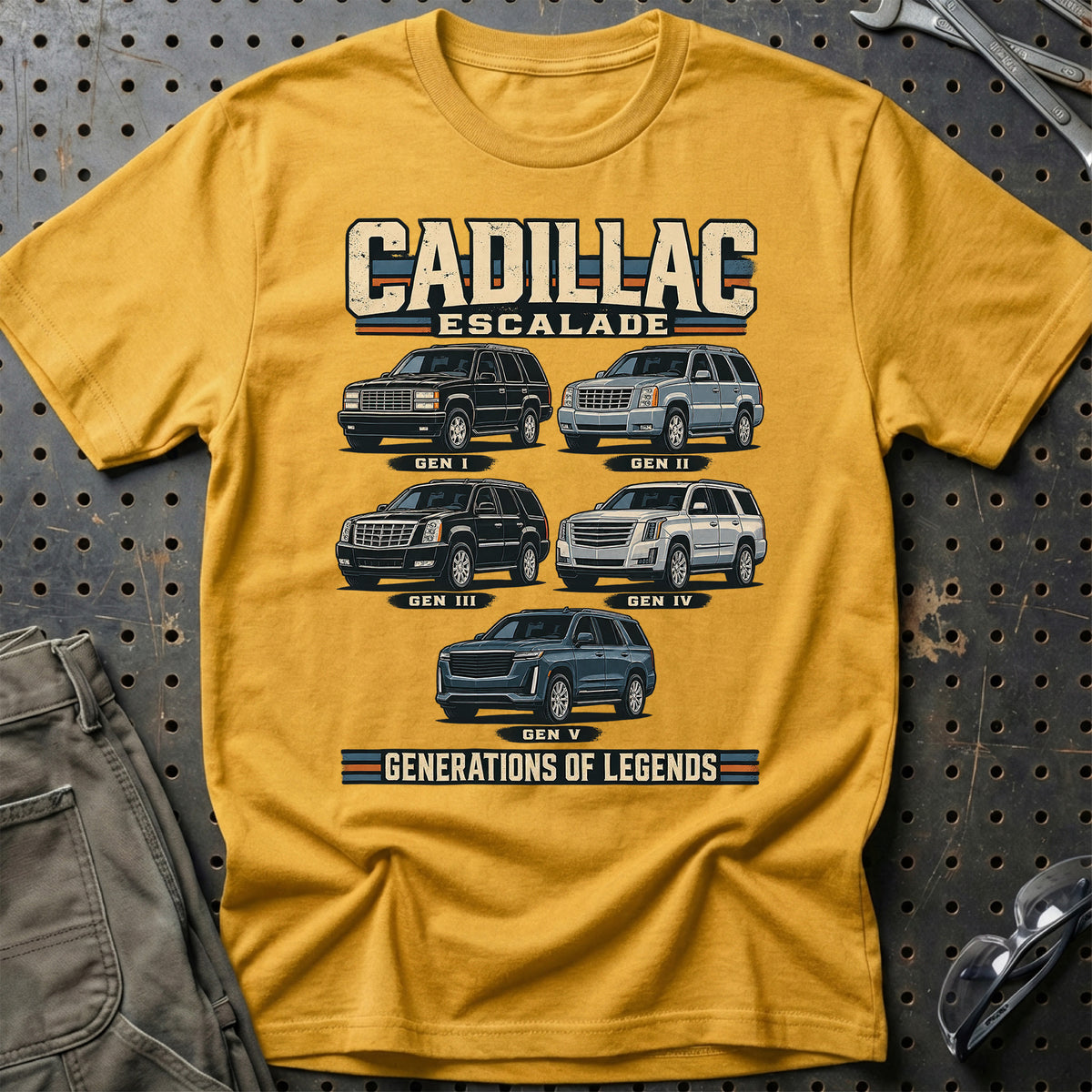 
Cadillac Escalade – Generations of Legends T-Shirt – Guld