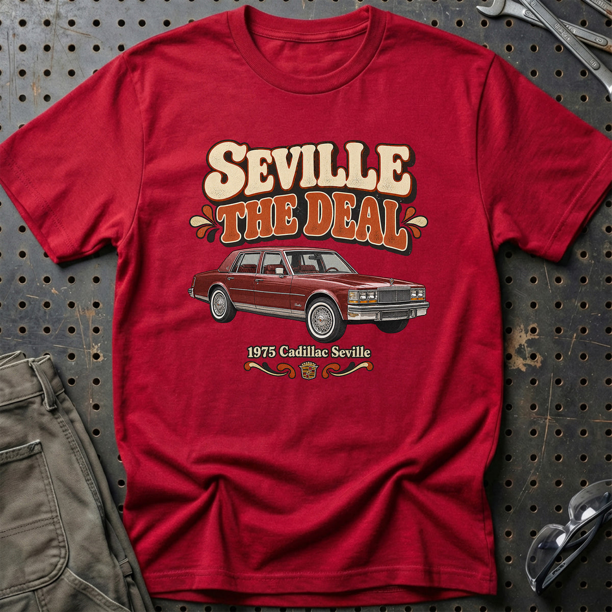 
Cadillac Seville 1975 – Seville the Deal T-Shirt – Rød