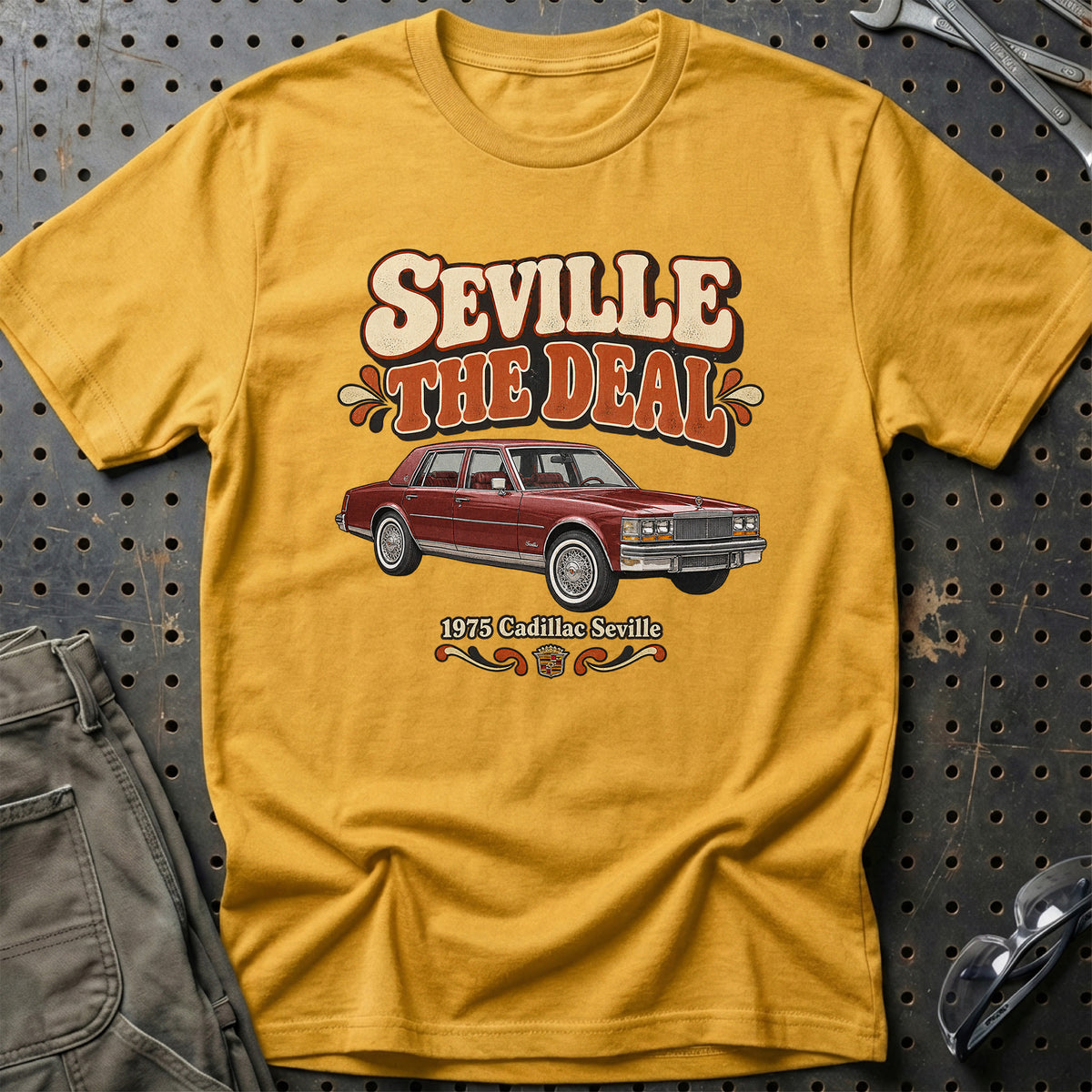 
Cadillac Seville 1975 – Seville the Deal T-Shirt – Guld