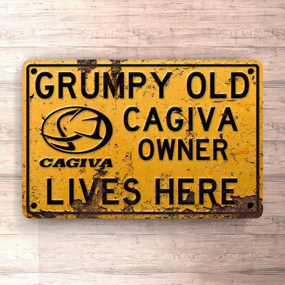 Cagiva Grumpy Old Cagiva Owner Lives Here Skilte, Musemåtte, Dørmåtte , Plakat-Skilte-Cagiva-Garage Culture Shop- garage - man cave - merchandise