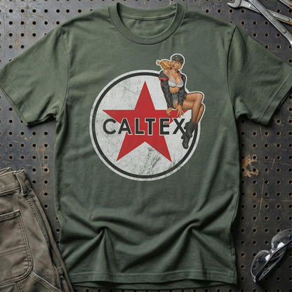 Caltex Pinup - Unisex T-Shirt , Bomuld-Beklædning-Motoroil-Grøn Militær-S-Garage Culture Shop- garage - man cave - merchandise
